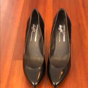 Donald Pliner black leather pump